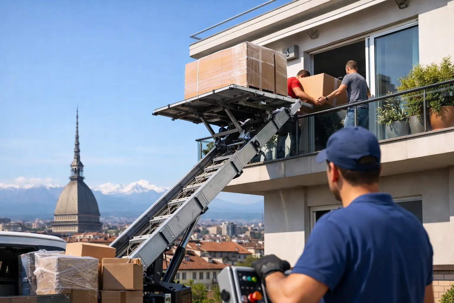Trasloco attico con autoscala a Torino, senza rischi Trasloco attico con autoscala a Torino, senza rischi